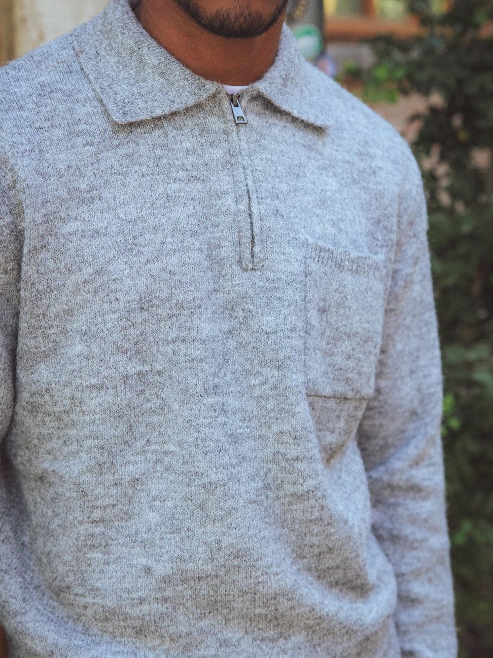 Graues Poloshirt mit gebürsteter Tasche