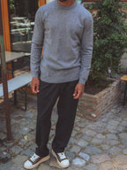 Grauer Wollpullover mit Rundhalsausschnitt