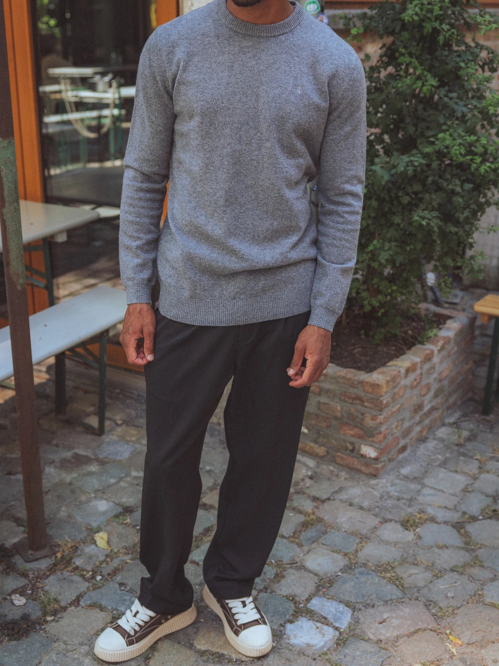 Grauer Wollpullover mit Rundhalsausschnitt