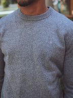 Grauer Wollpullover mit Rundhalsausschnitt