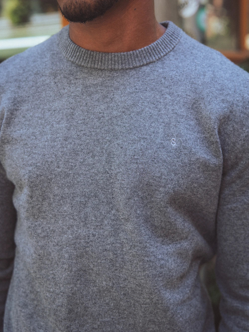 Grauer Wollpullover mit Rundhalsausschnitt