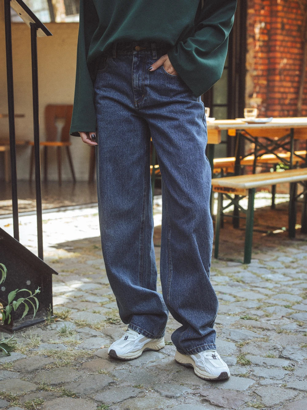 Dunkelblaue gewaschene Damenjeans