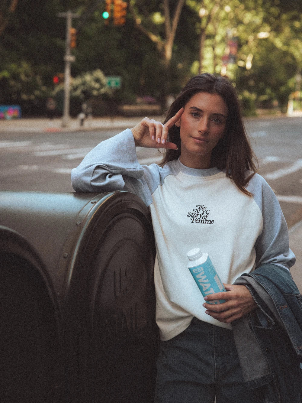 Graues Raglan-Langarmshirt
