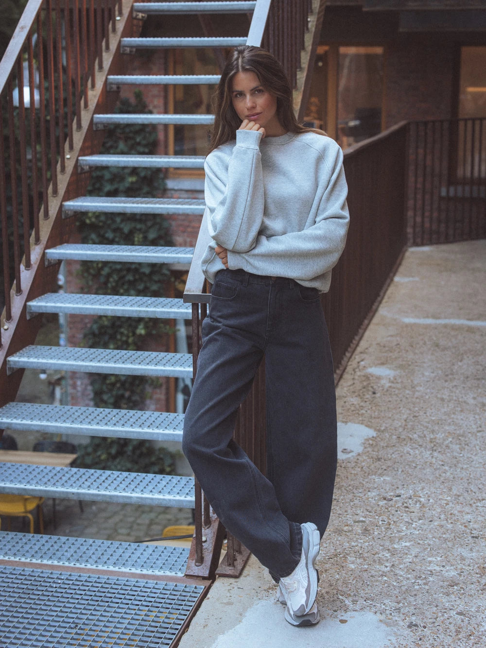 Grauer Basic-Raglanpullover