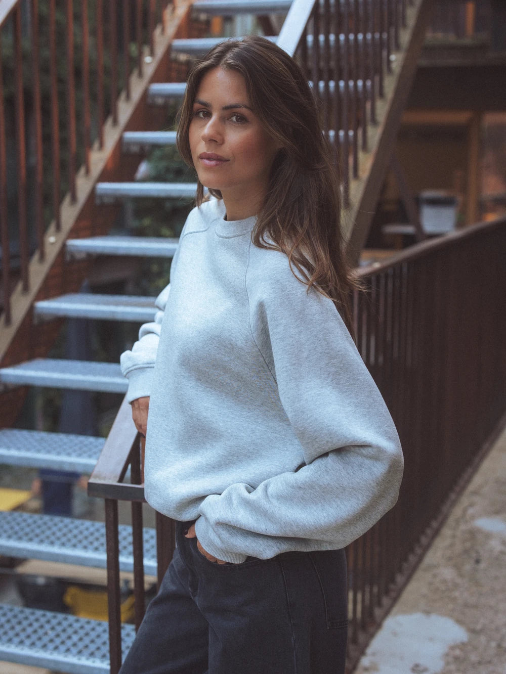 Grauer Basic-Raglanpullover