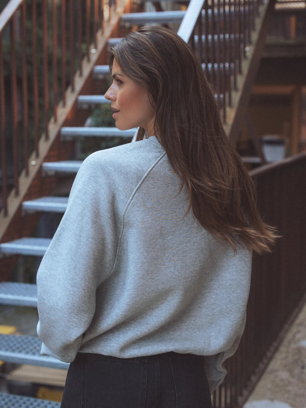 Grauer Basic-Raglanpullover