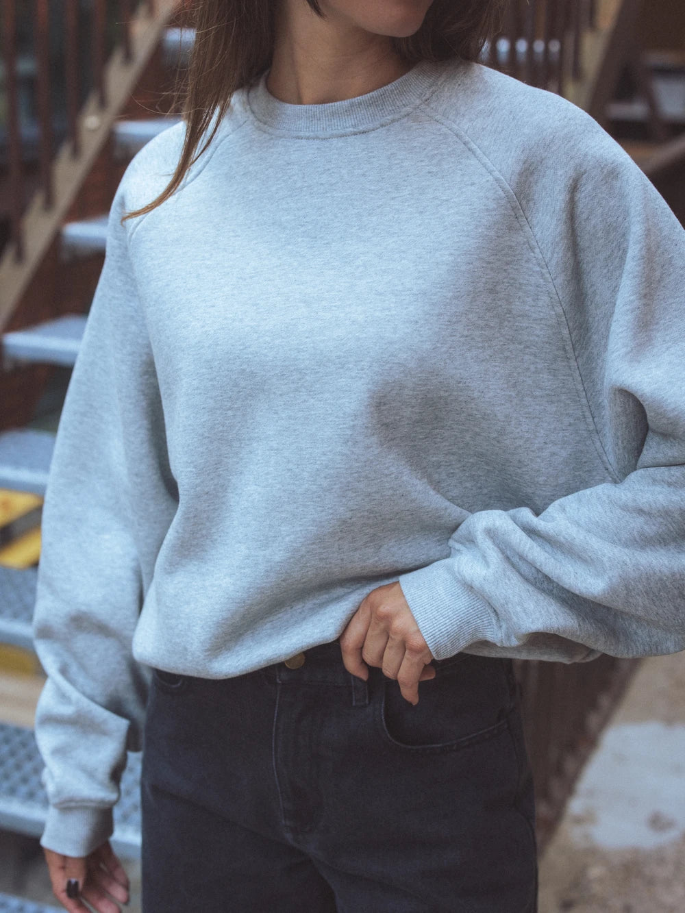 Grauer Basic-Raglanpullover