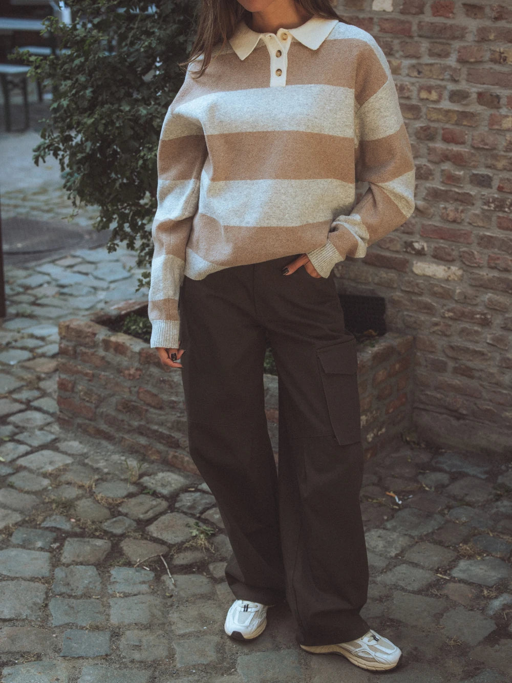 Braunes gestricktes Polohemd mit Streifen