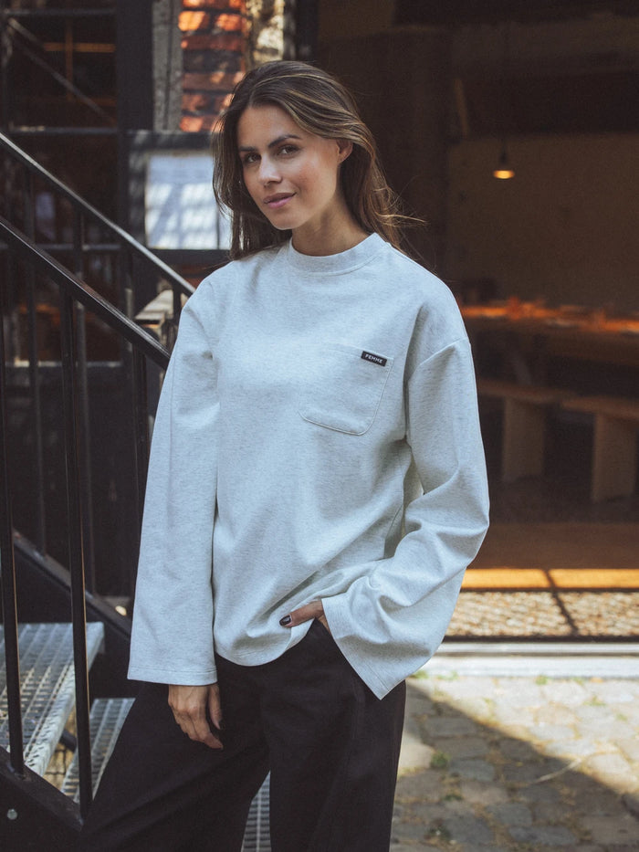 Hellgraues Longsleeve mit Brusttasche