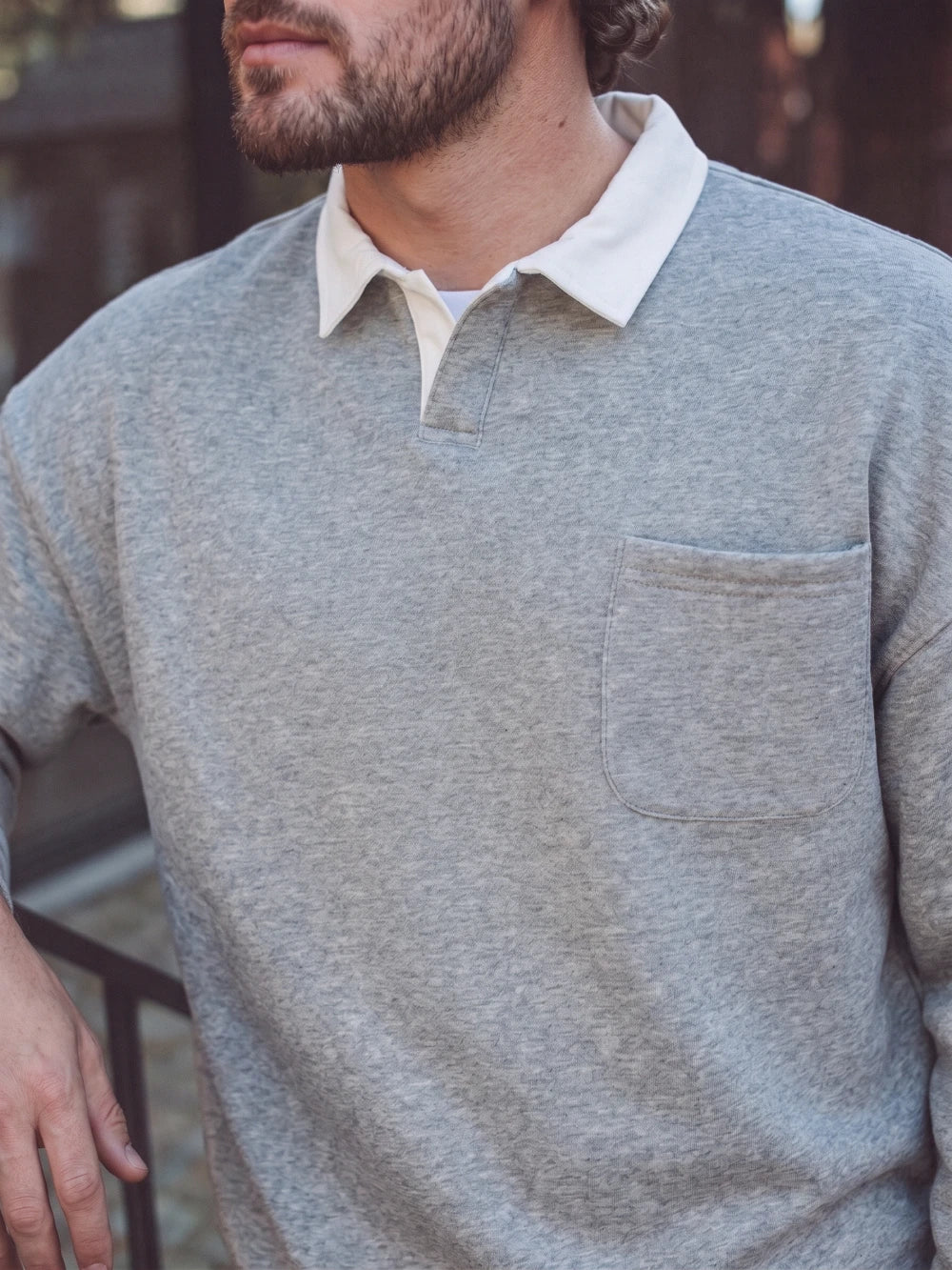 Grauer Oversize-Polo-Pullover
