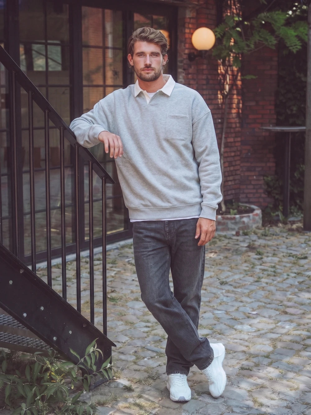 Grauer Oversize-Polo-Pullover