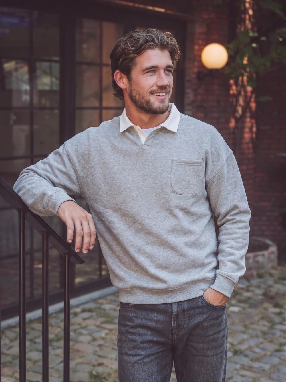 Grauer Oversize-Polo-Pullover
