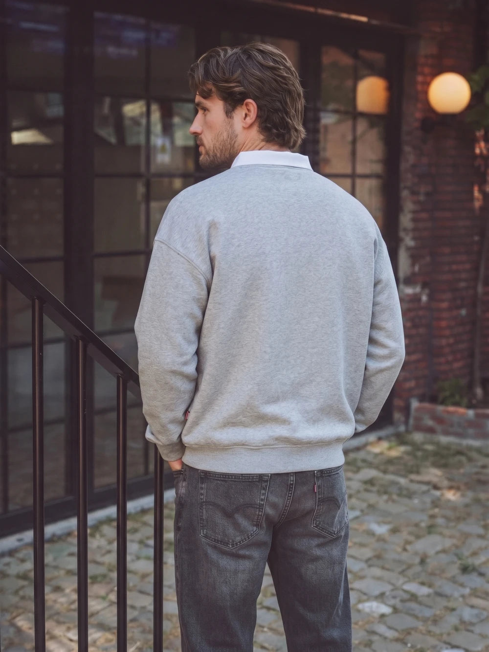 Grauer Oversize-Polo-Pullover
