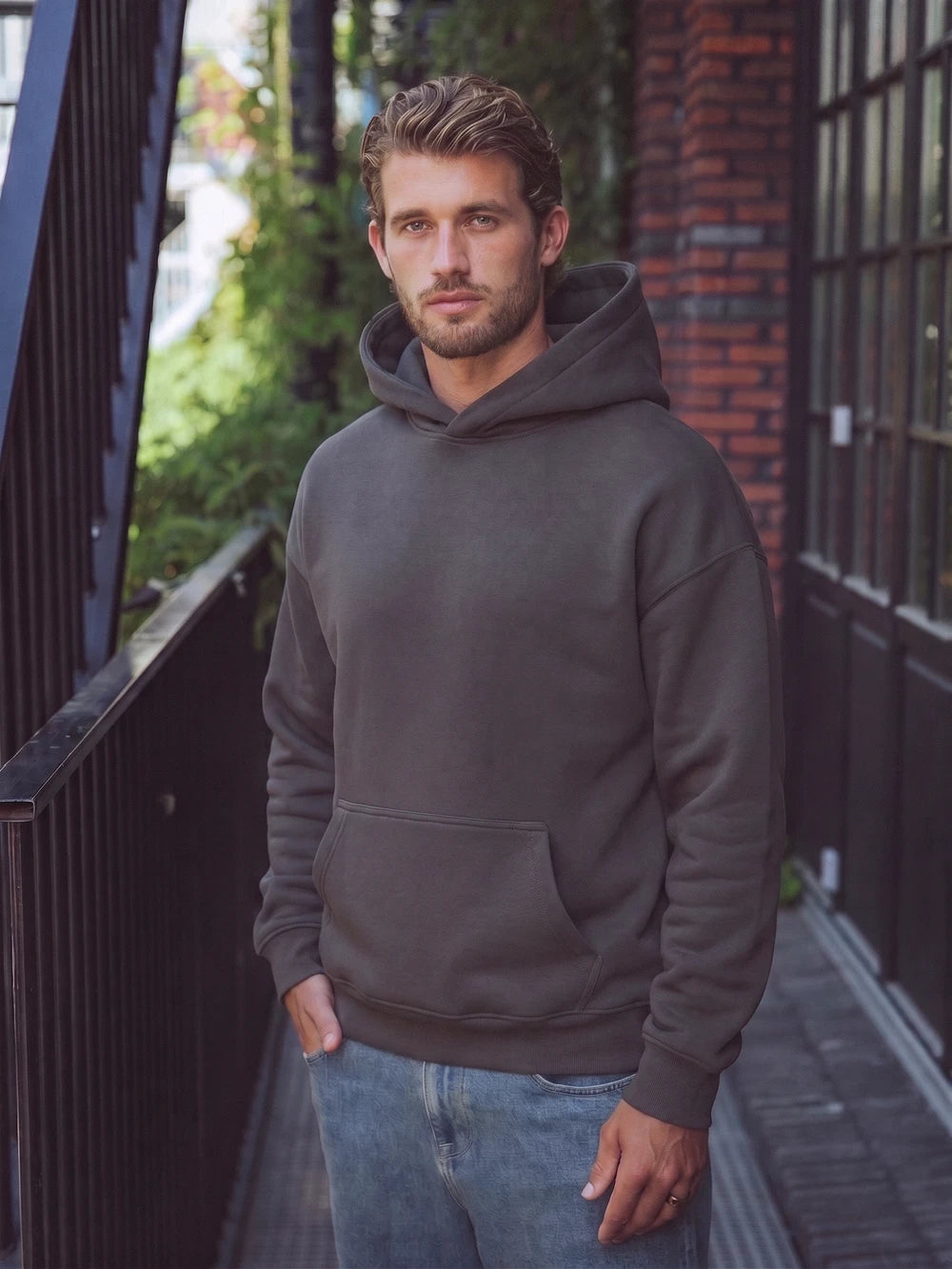 Dunkelbrauner Oversize-Kapuzenpullover
