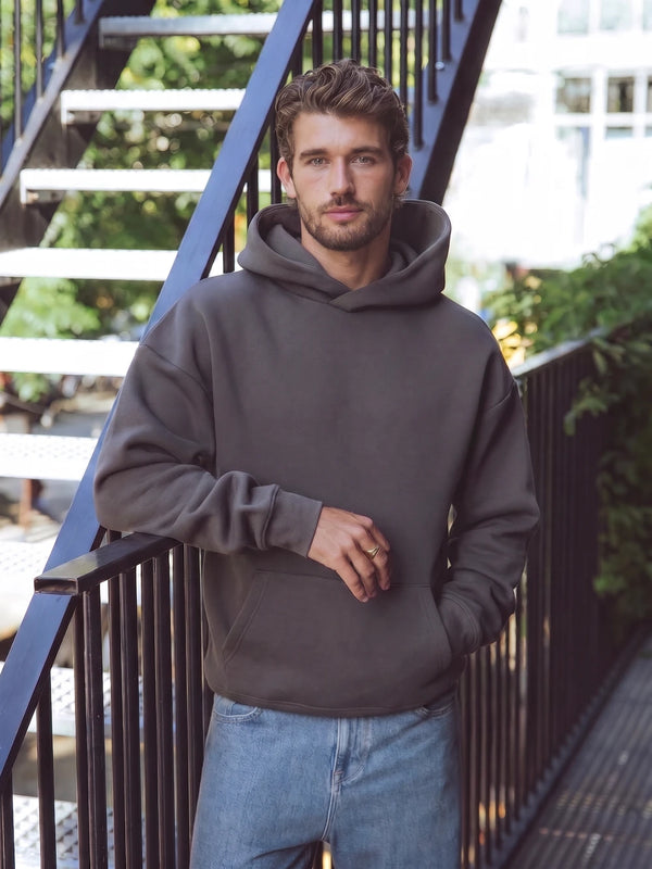 Dunkelbrauner Oversize-Kapuzenpullover