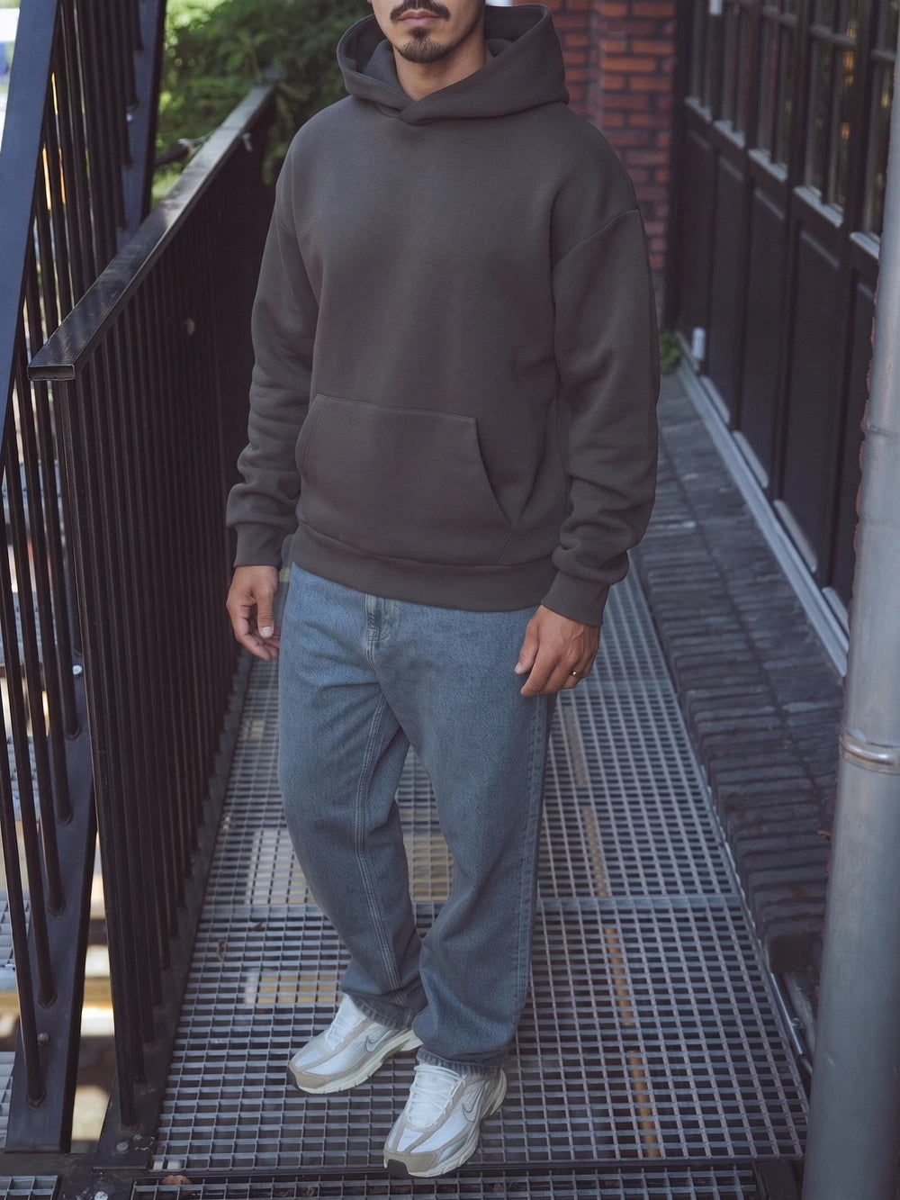 Dunkelbrauner Oversize-Kapuzenpullover