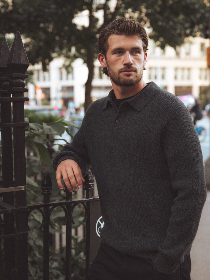 Dunkelgrauer Strickpullover mit Rippenmuster