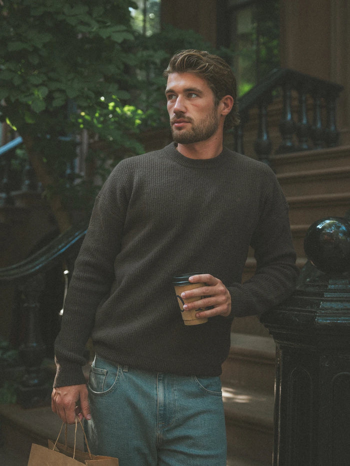 Dunkelbrauner Strickpullover mit Rippenmuster
