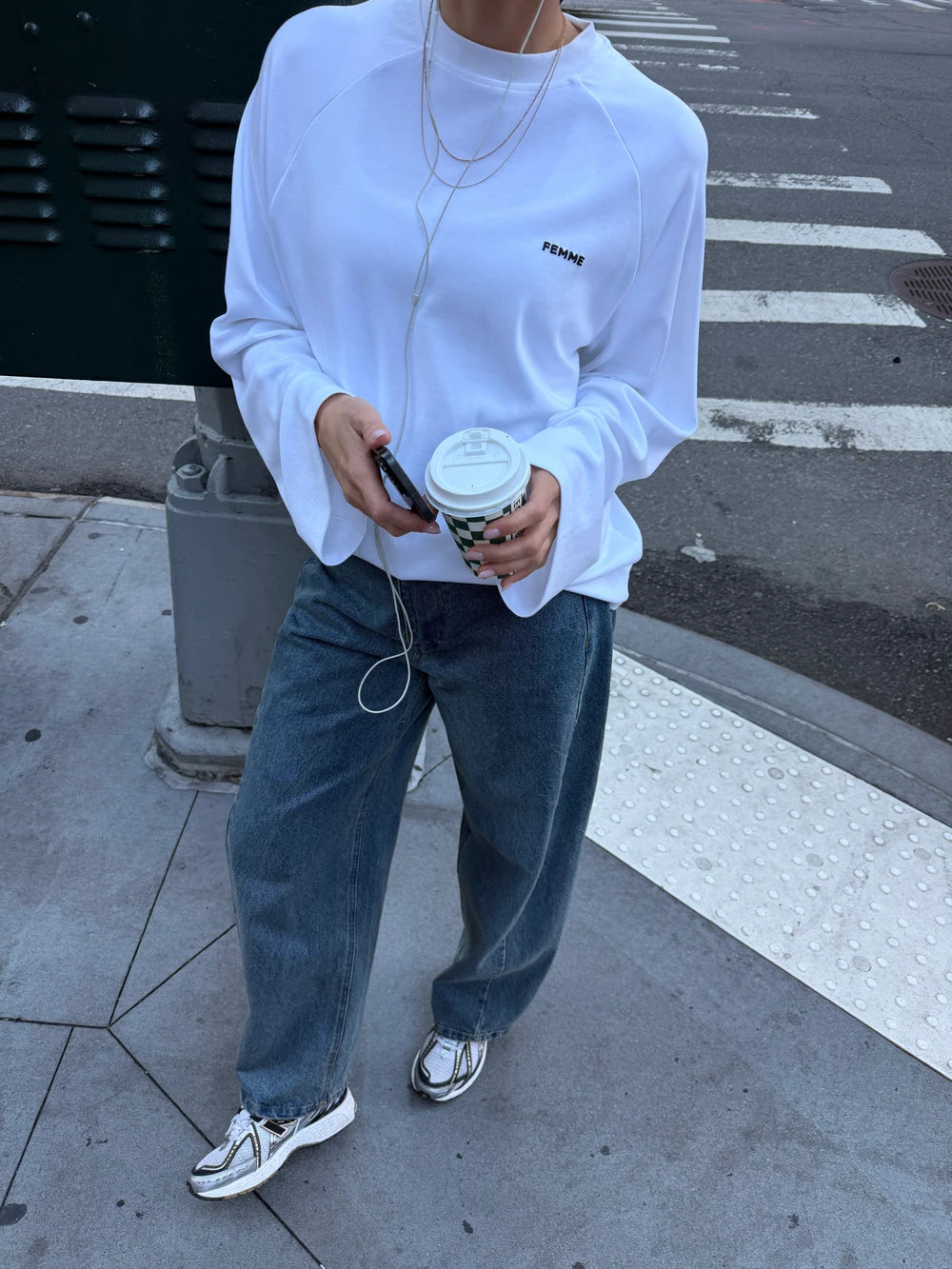 Outfit mit marineblauem Vichy-Top