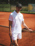 Weißes Sportpolo mit Ziernähten