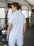 Weißes Sportpolo mit Ziernähten