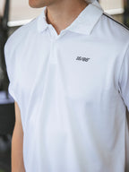 Weißes Sportpolo mit Ziernähten