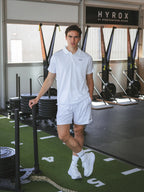 Weißes Sportpolo mit Ziernähten