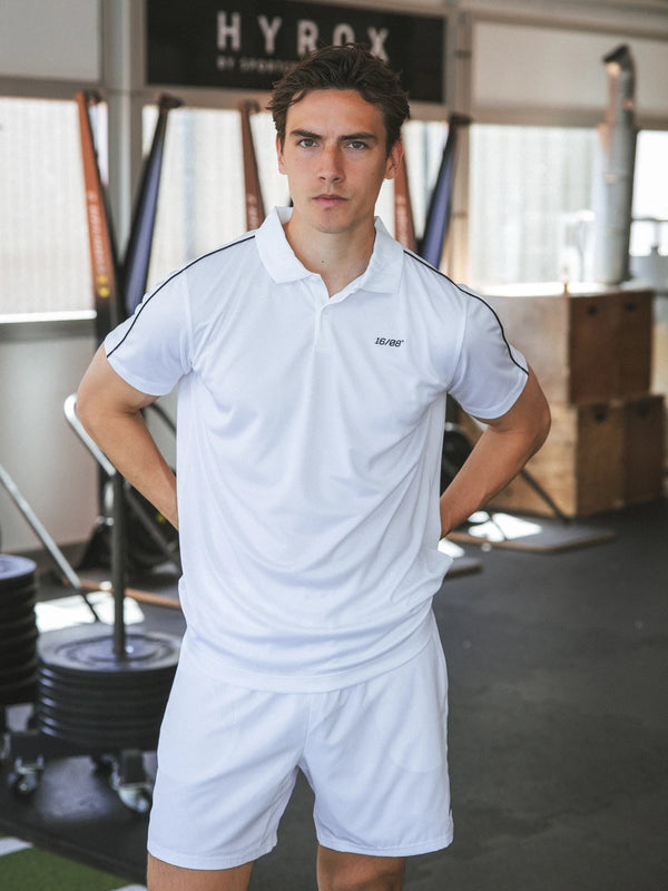 Weißes Sportpolo mit Ziernähten