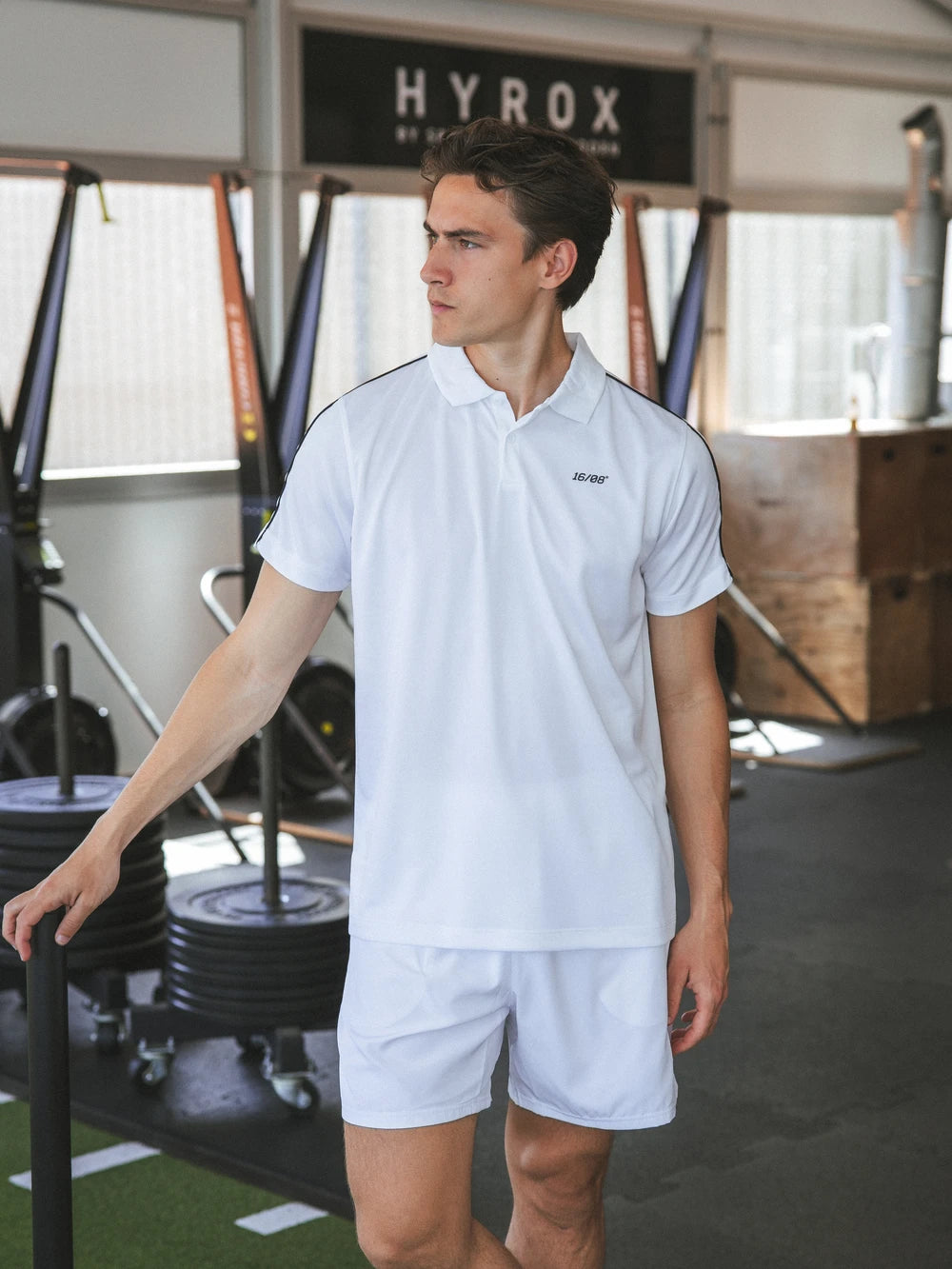 Weißes Sportpolo mit Ziernähten