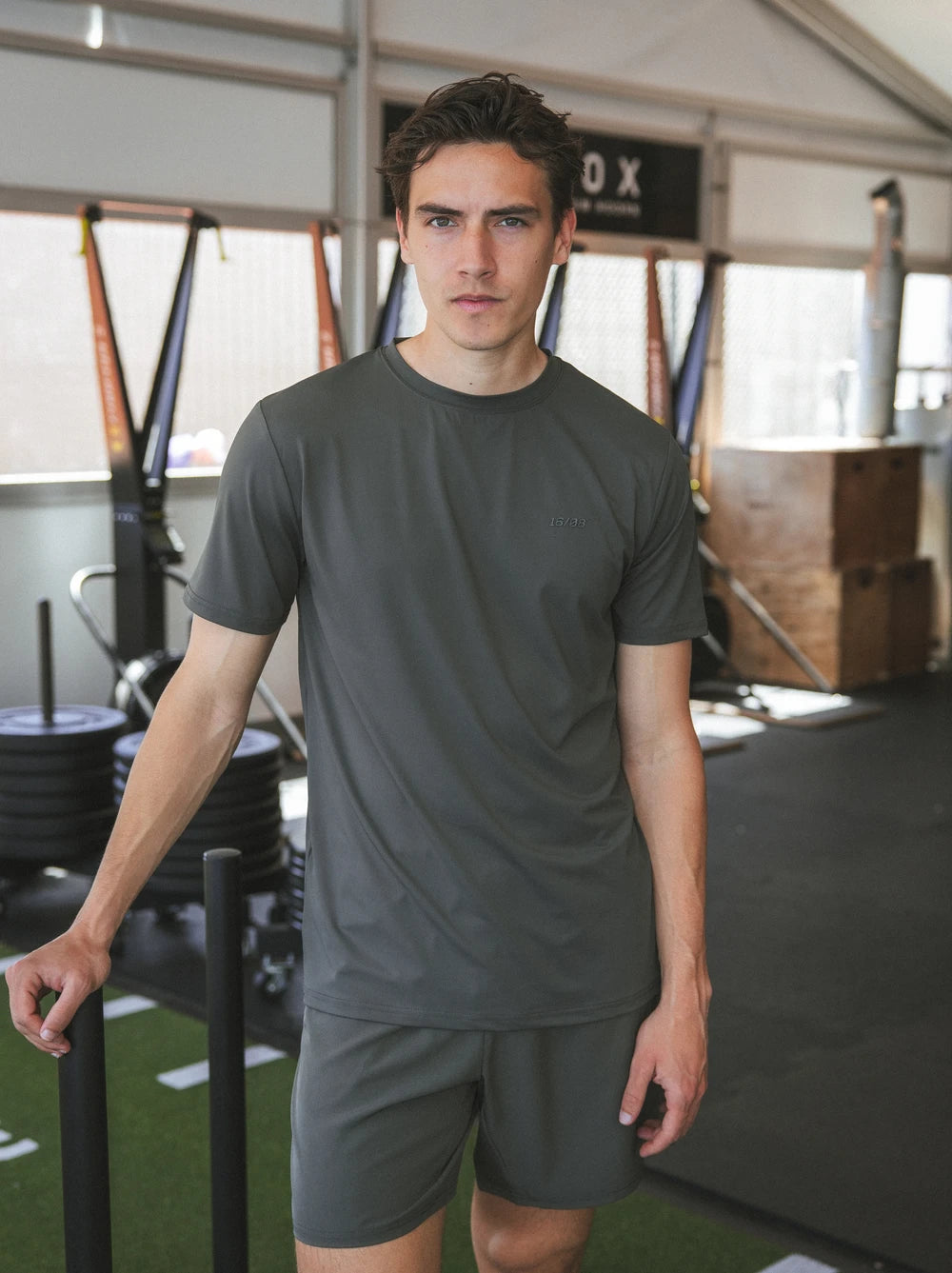 Army-grünes Basic Sport-T-Shirt
