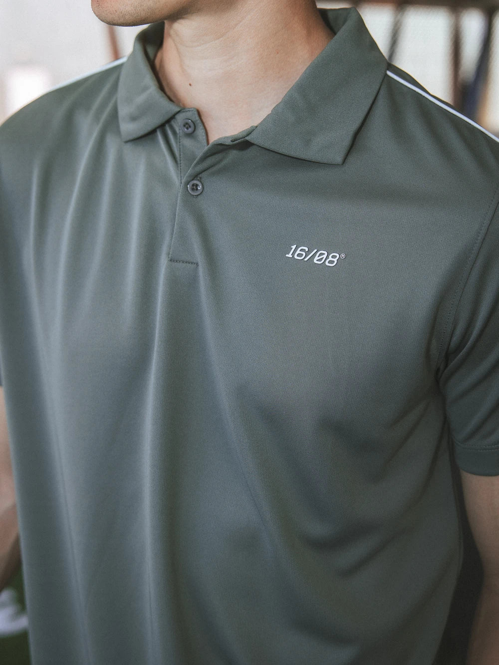 Olive Polo-Shirt mit Ziernähten
