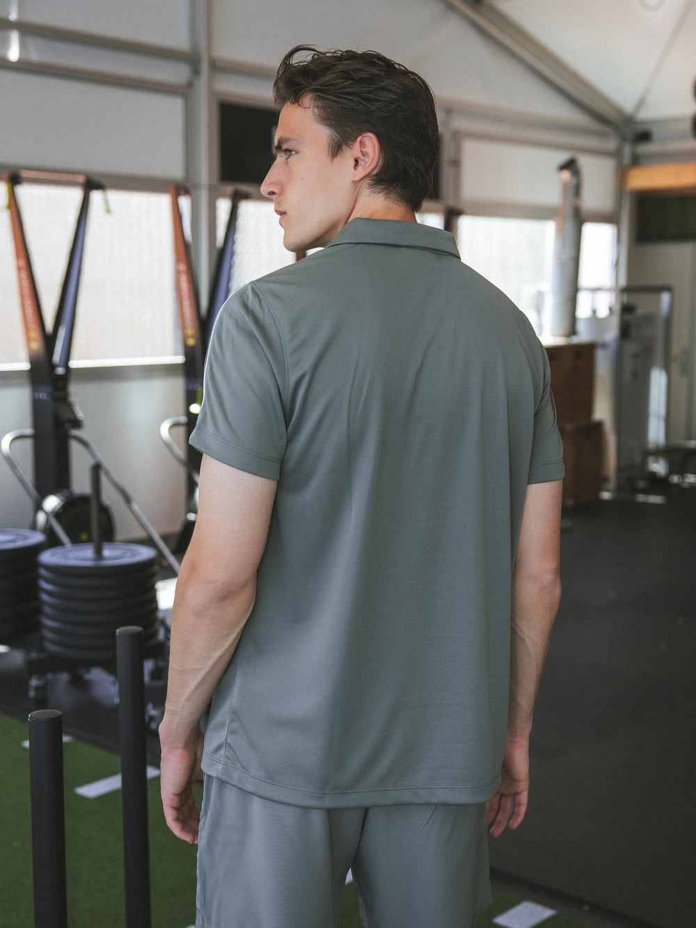 Olive Polo-Shirt mit Ziernähten