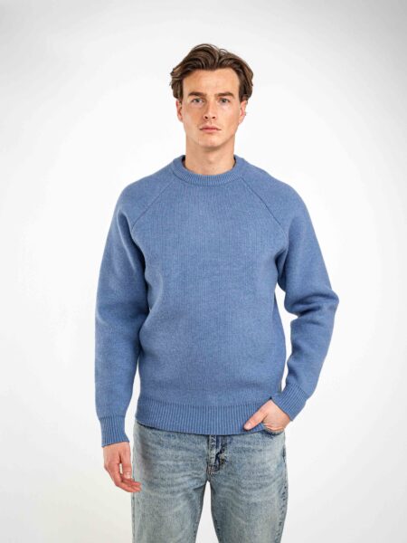 Blau gestrickter Pullover in Übergröße