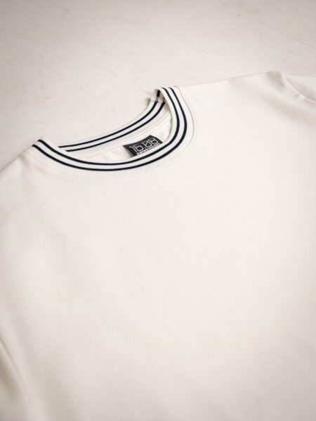 Weißes Kragen-T-Shirt