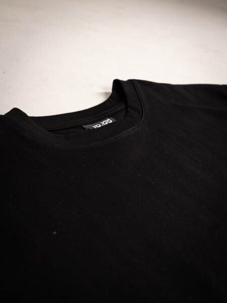 Schwarzes T-Shirt mit übergroßen Ärmeln