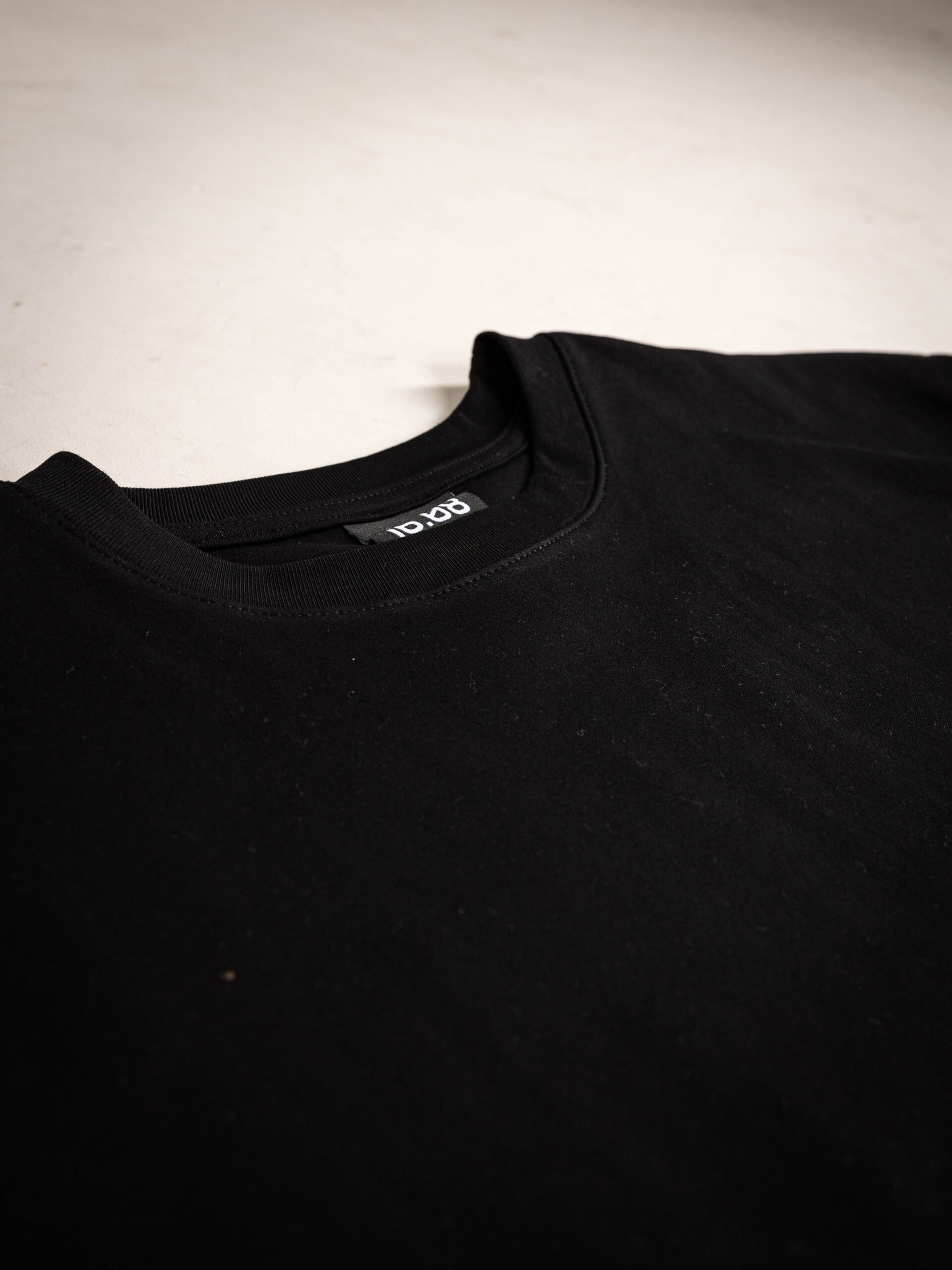 Schwarzes T-Shirt mit übergroßen Ärmeln 1608 WEAR
