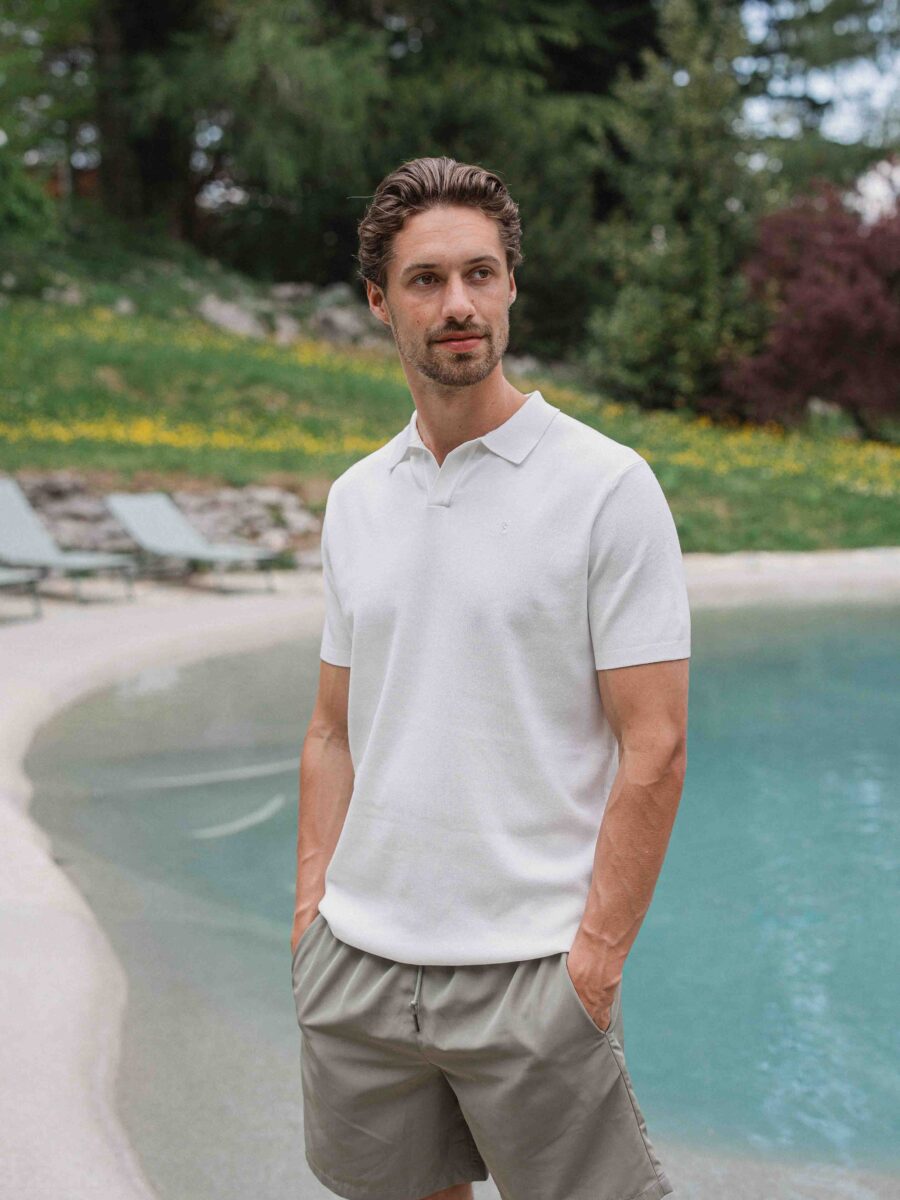 Weißes V-Polo-Strickkleid