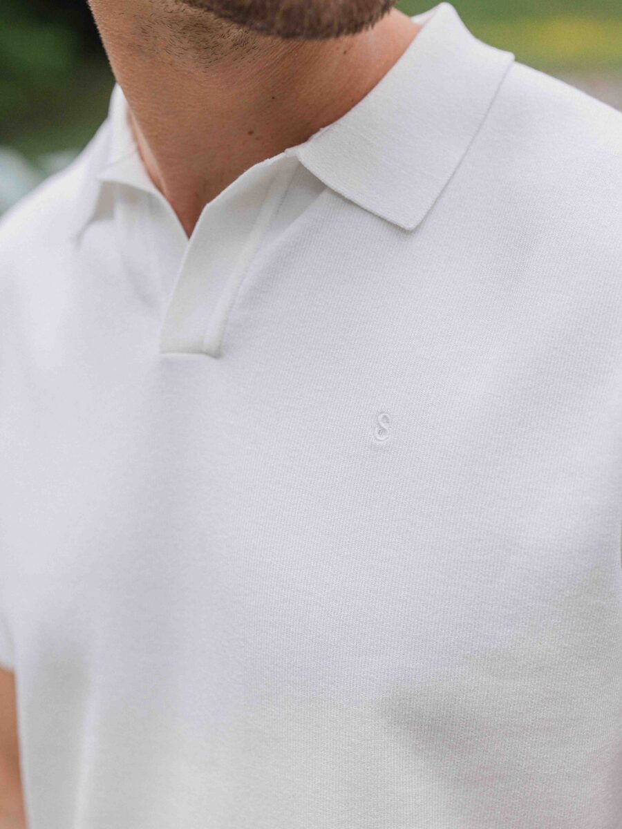 Weißes V-Polo-Strickkleid