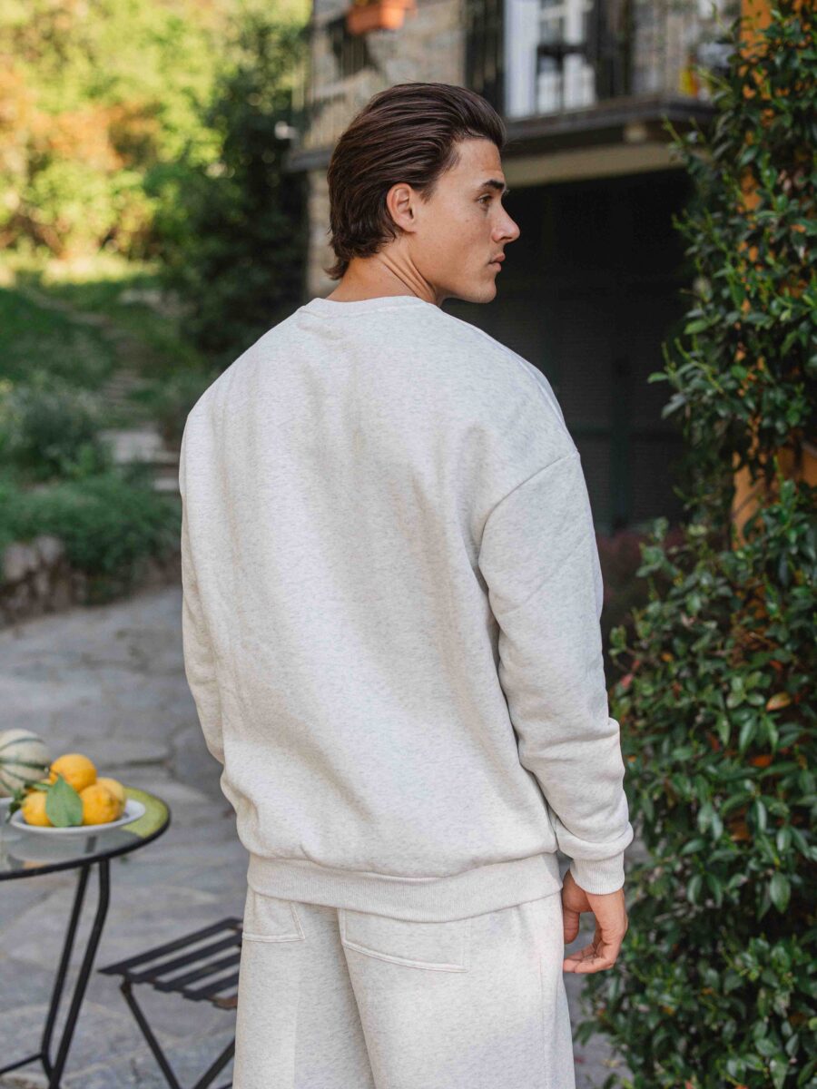 Warmer grauer Pullover in Übergröße