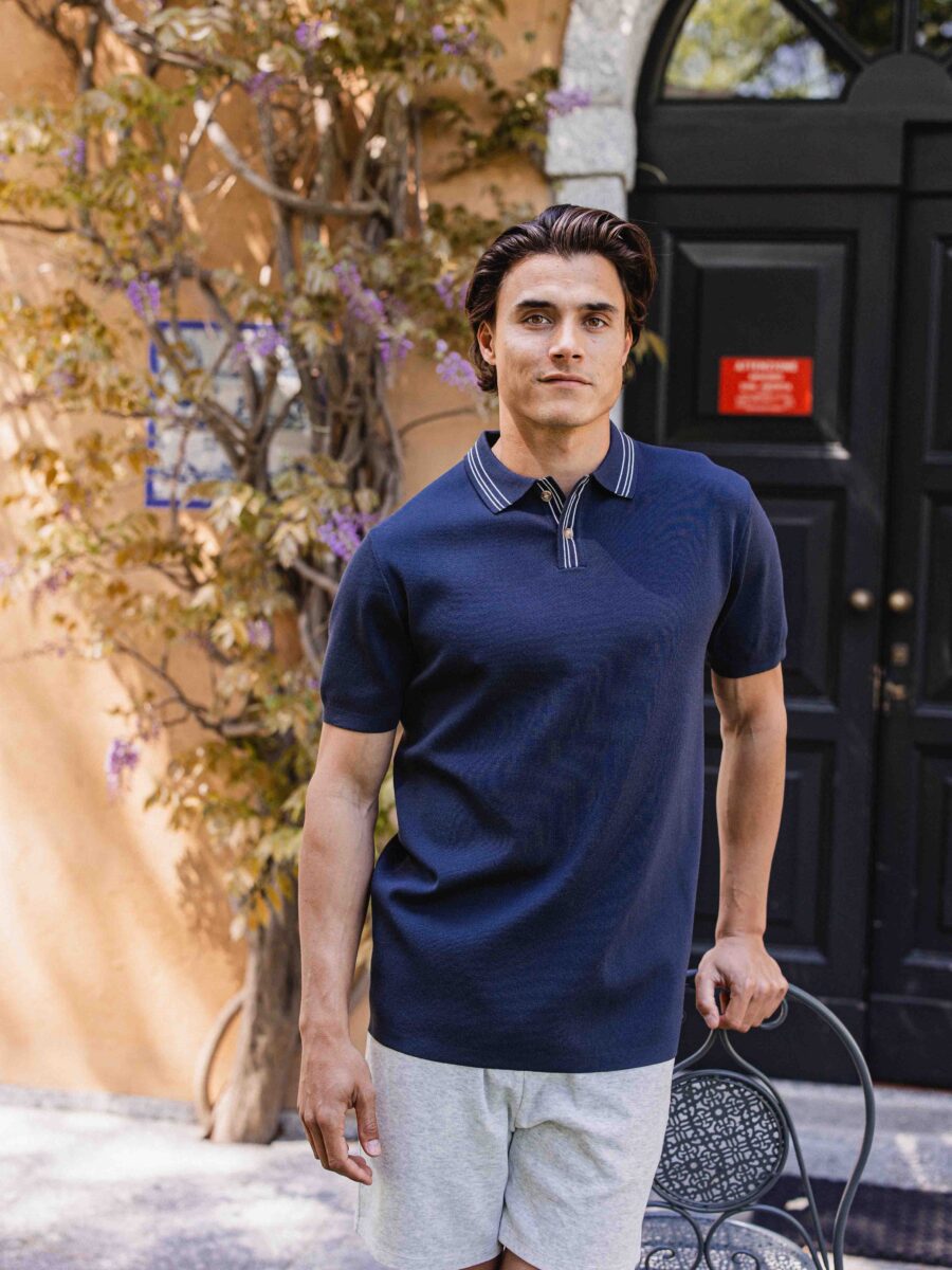 Marineblaues Strick-Polo mit Knöpfen
