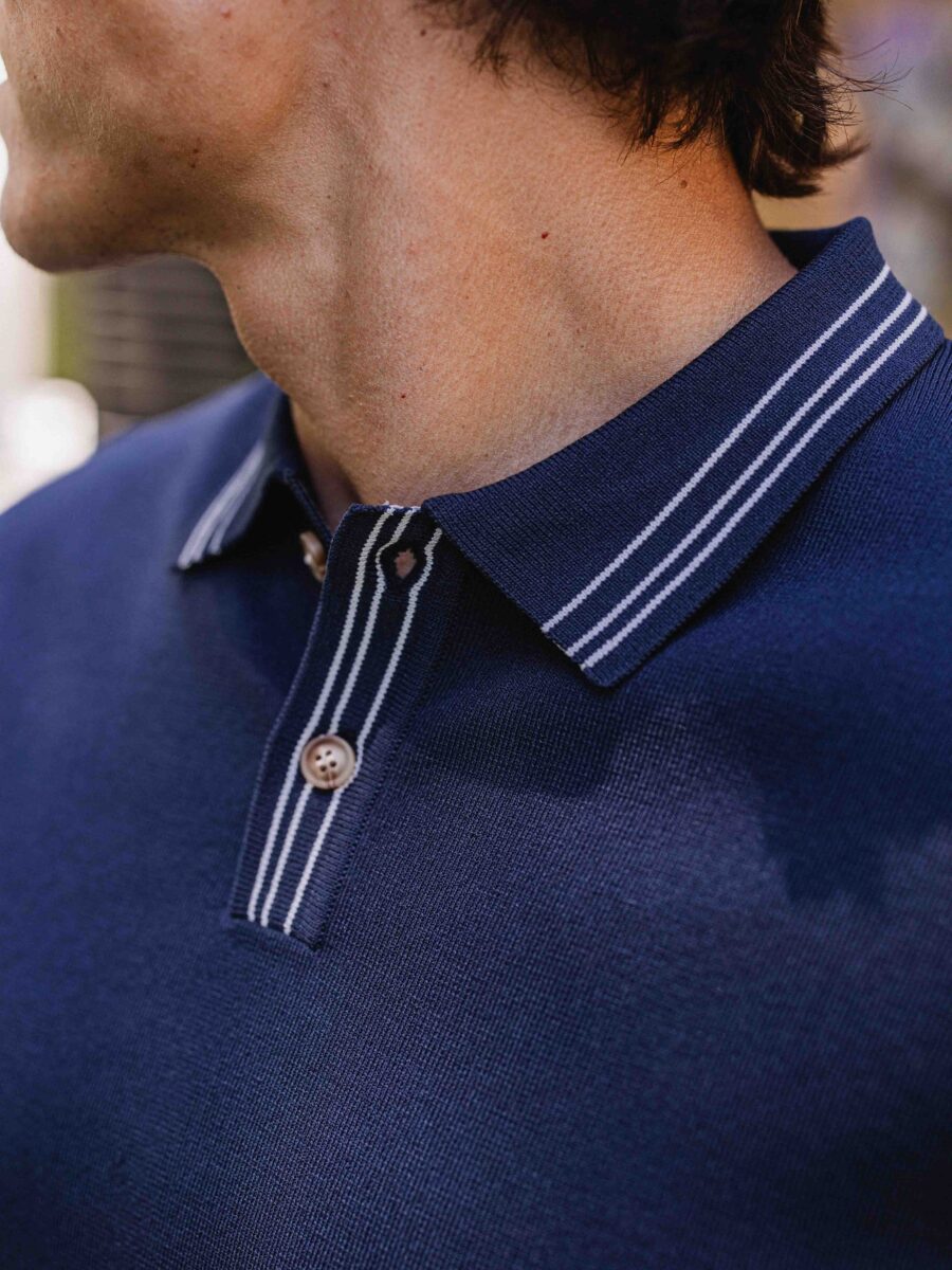 Marineblaues Strick-Polo mit Knöpfen