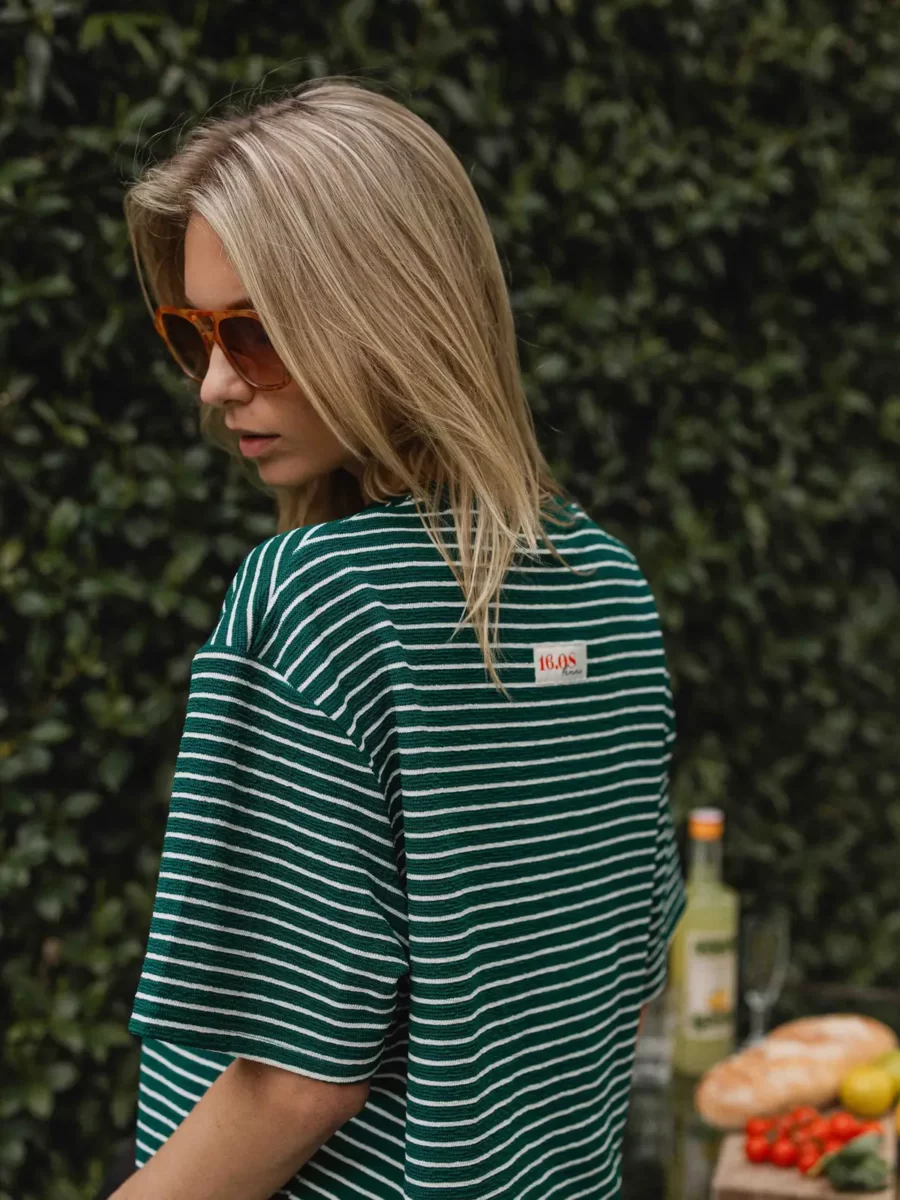 Grün gestreiftes T-shirt