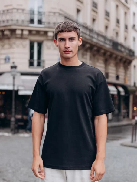Schwarzes T-Shirt mit übergroßen Ärmeln