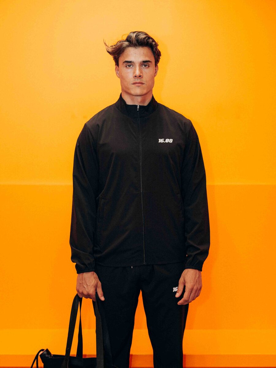 Schwarze Trainingsjacke
