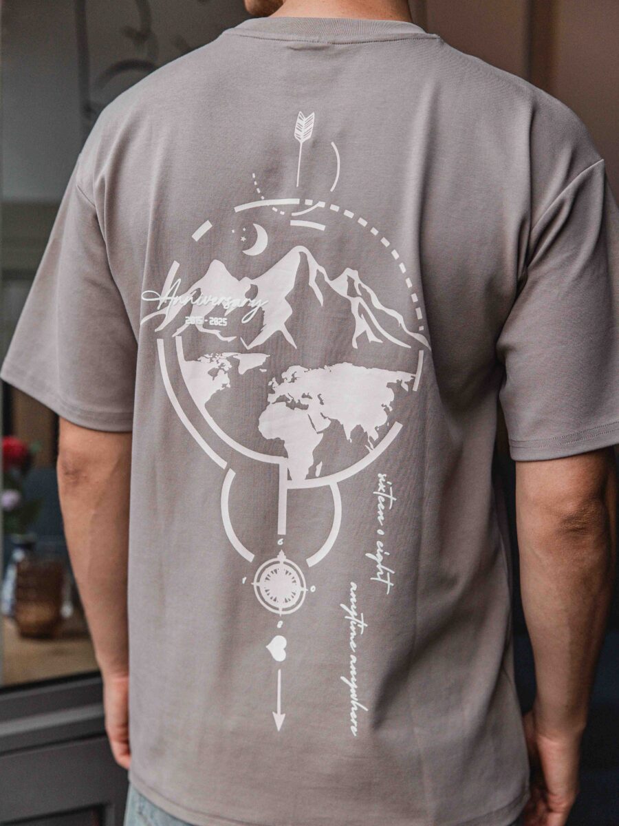 Braunes Global-T-Shirt in Übergröße
