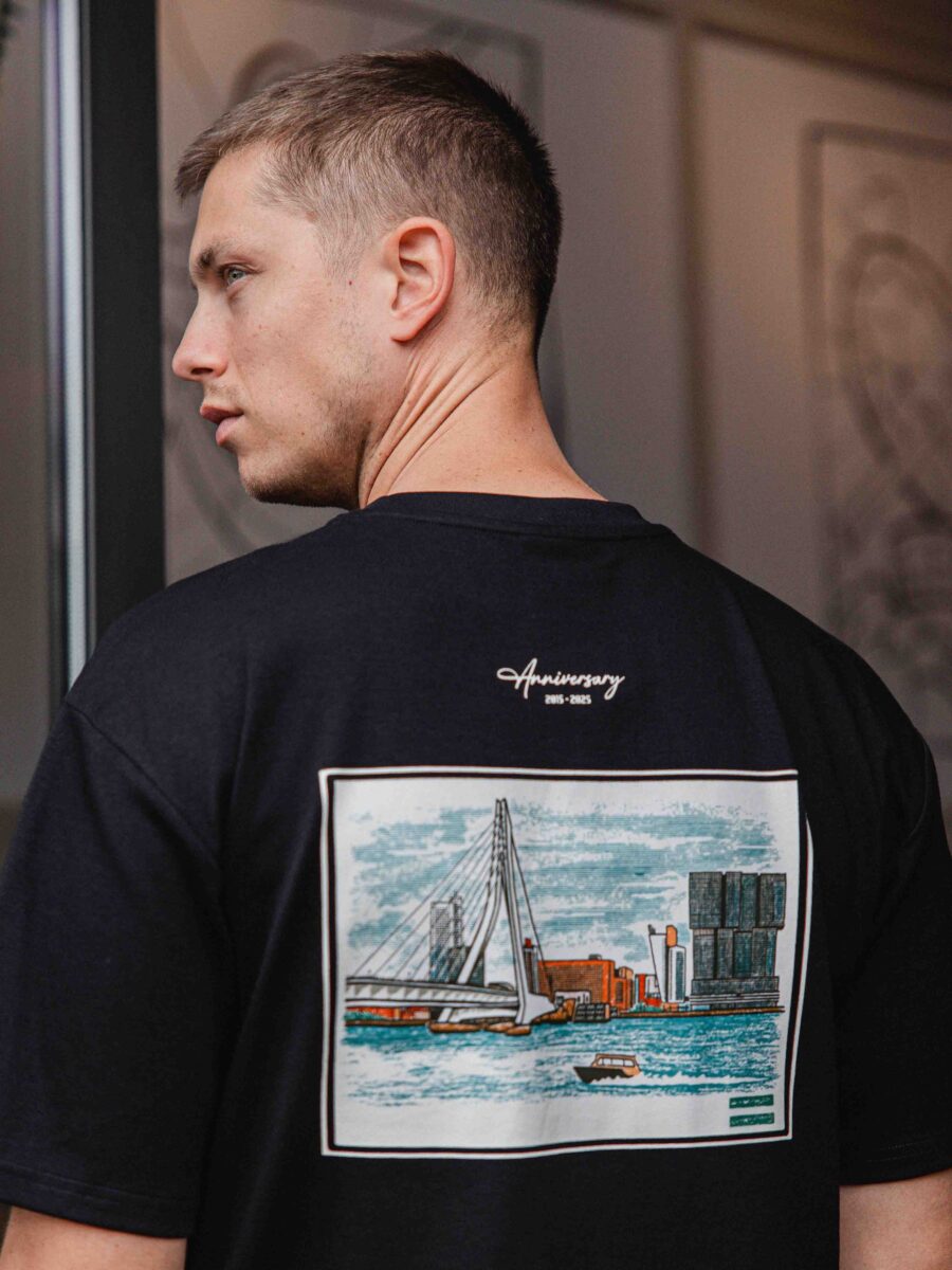 Schwarzes R'dam-T-Shirt in Übergröße