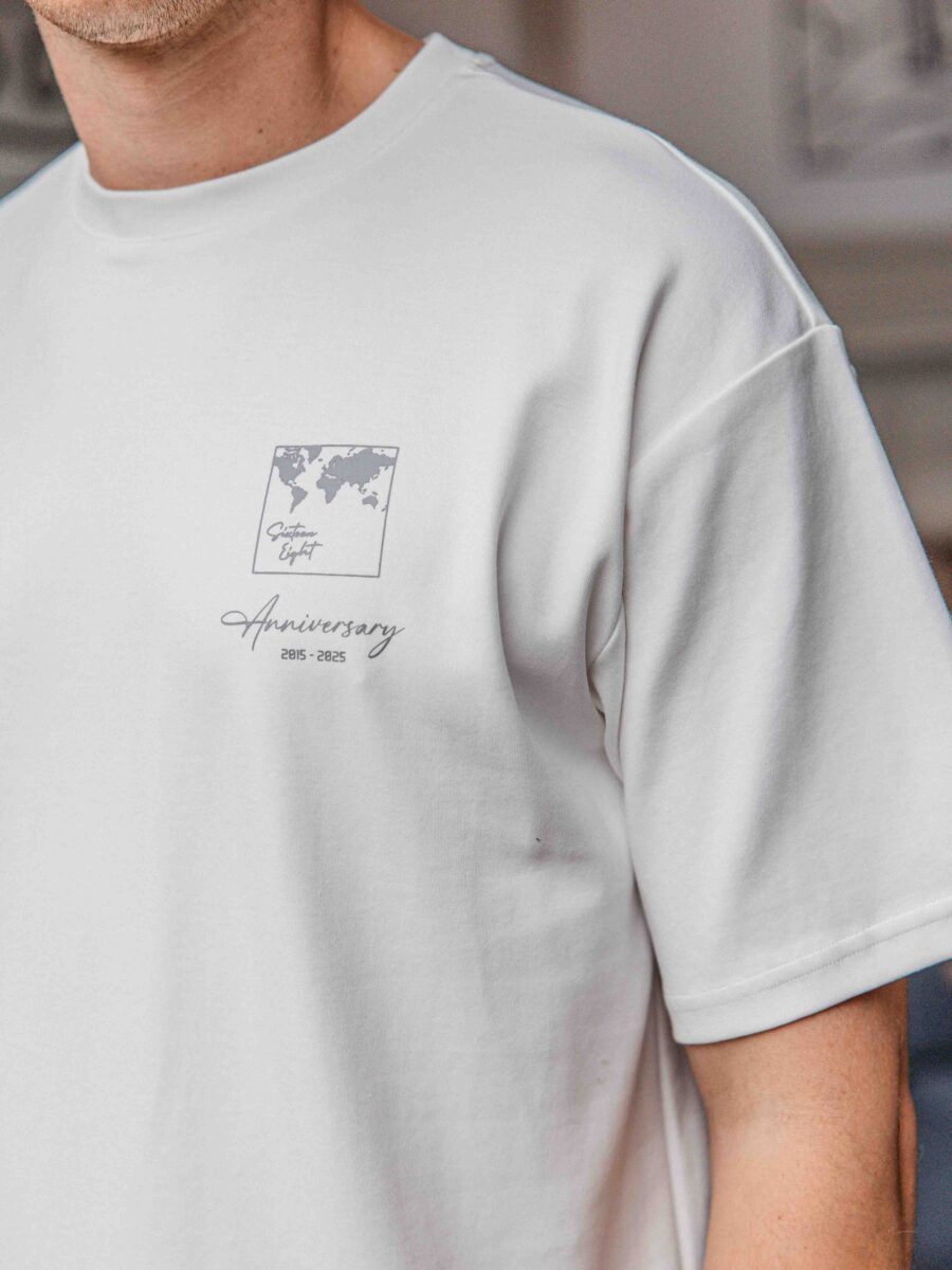 Weißes Welt-T-Shirt in Übergröße