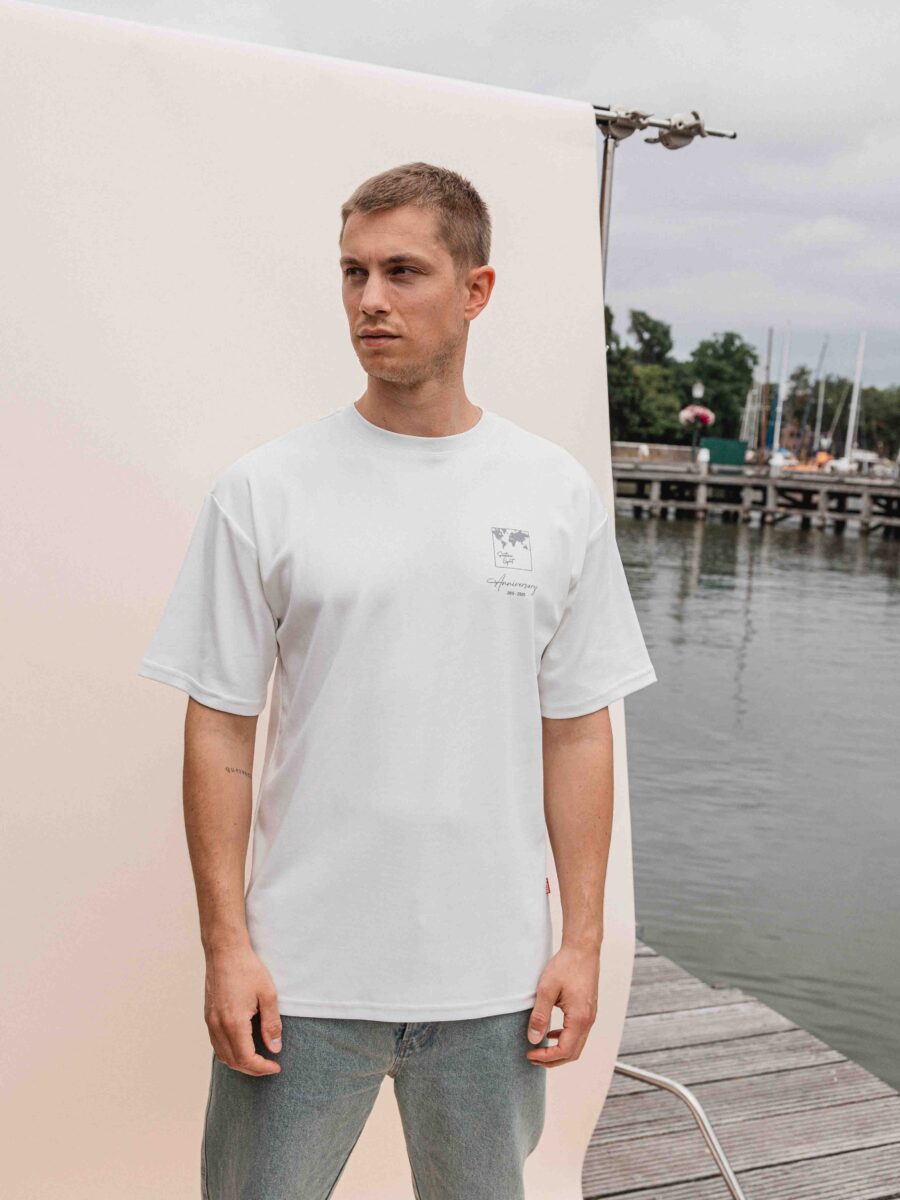 Weißes Welt-T-Shirt in Übergröße