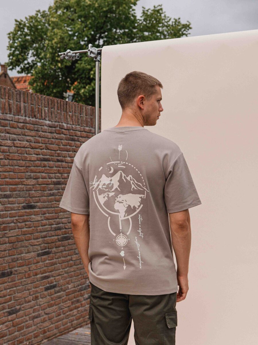 Braunes Global-T-Shirt in Übergröße