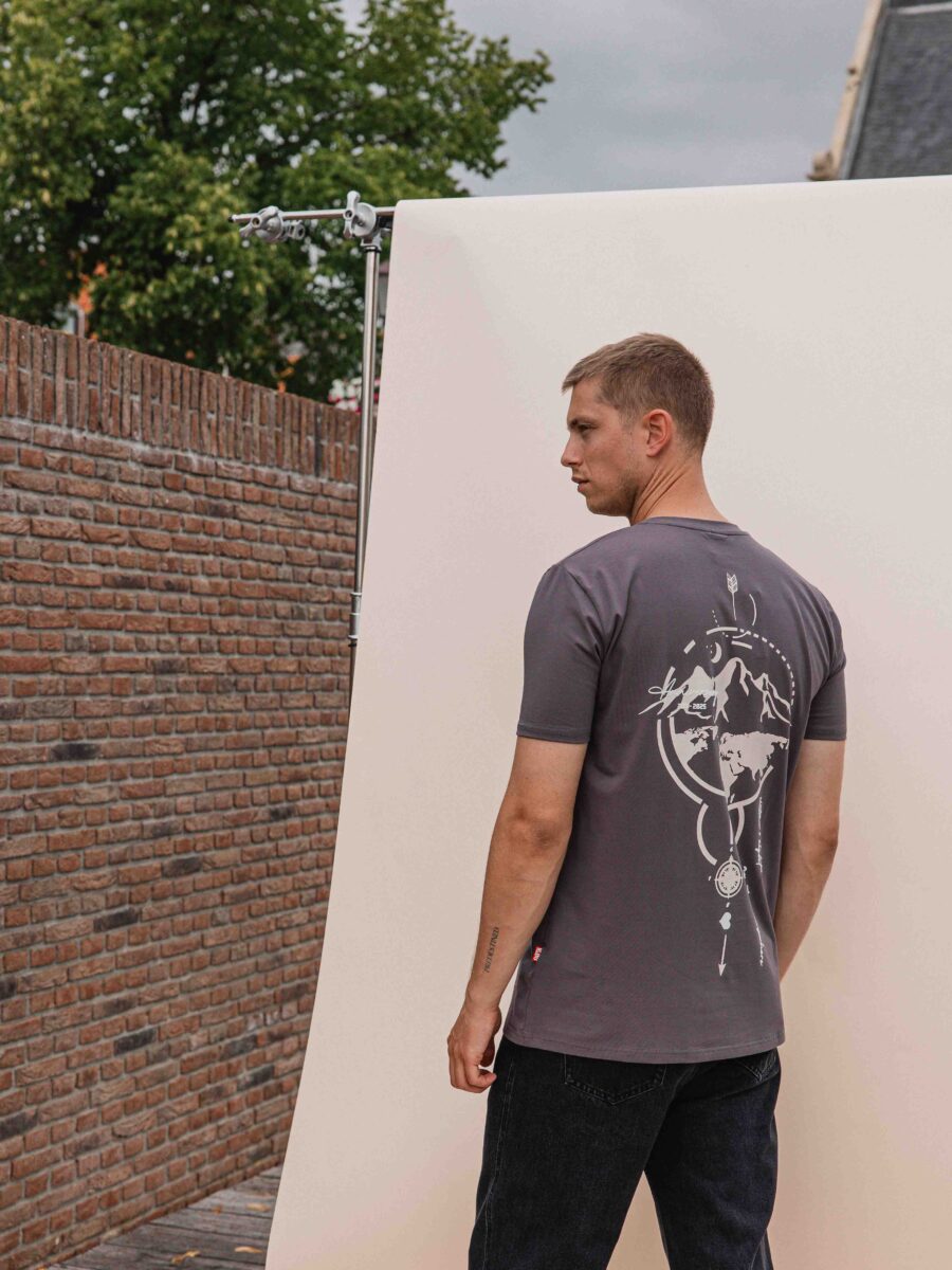 Dunkelgraues Global Slimfit-T-Shirt